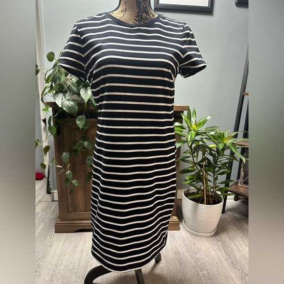 Old Navy Dresses & Skirts - Old Navy black/white striped dress. Size M.